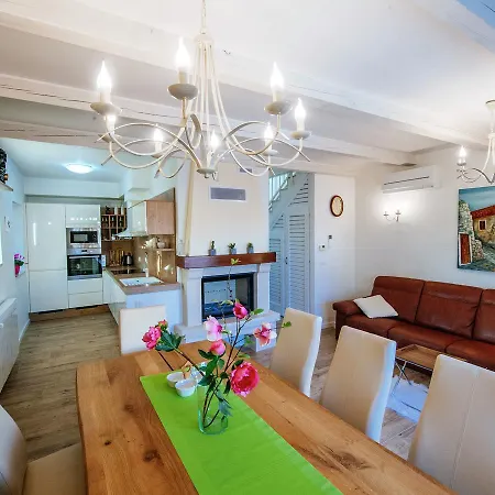 Stunning With Swimming Pool In Villa *