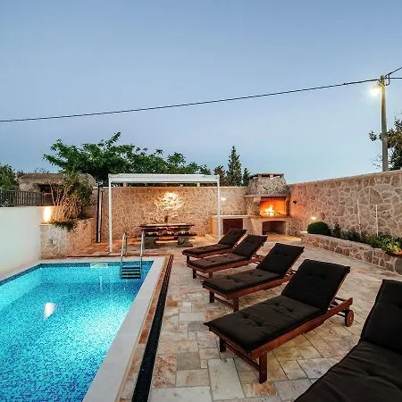 Villa Stunning With Swimming Pool In