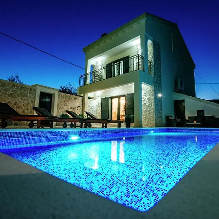 Stunning With Swimming Pool In Vinjerac