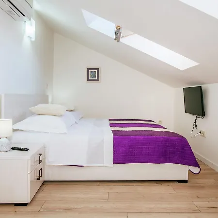 Villa Stunning With Swimming Pool In Vinjerac