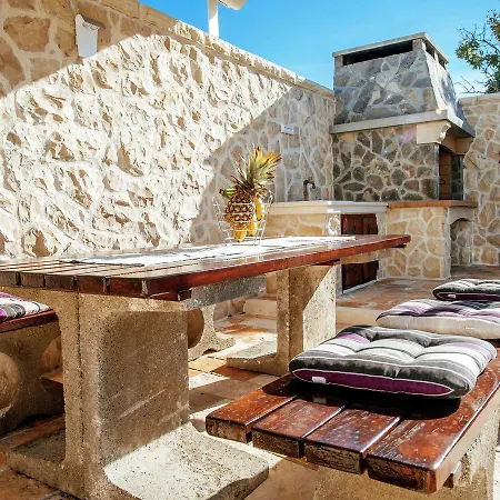 Villa Stunning With Swimming Pool In