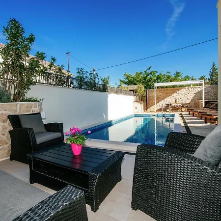Stunning With Swimming Pool In Villa *